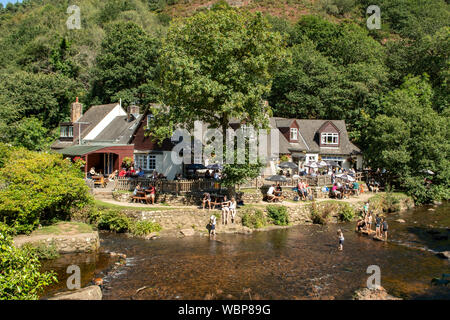 Fluss Teign und das Fingle Bridge Inn, das Fingle Brücke, Devon, England Stockfoto