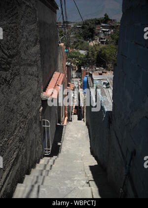 Venezuela, Caracas. Gemeinsame Räume der Petare Nachbarschaft, wo prekäre Gebäude und Menschen ihr tägliches Leben tun beobachtet werden. Stockfoto