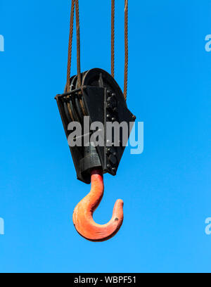 Kranhaken isoliert gegen einen klaren blauen Himmel. Stockfoto