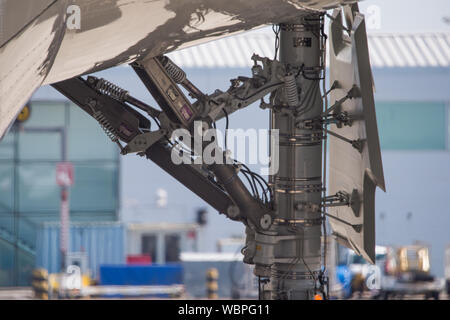 Glasgow, Großbritannien. August 2019. Flugzeuge des Typs Virgin Atlantic Airbus A350-1000, die zum Pilotentraining auf dem Internationalen Flughafen Glasgow zu sehen sind. Der brandneue Jumbo Jet von Virgin verfügt über einen neuen "Loft"-Gesellschaftsraum mit Sofas in der Business-Klasse und ist durch die Registrierung G-VLUX passend dekoriert. Das gesamte Flugzeug wird auch über High-Speed-Wi-Fi verfügen. Virgin Atlantic hat insgesamt 12 Airbus A350-1000s bestellt. Sie sollen alle bis 2021 in einem Auftrag im Wert von geschätzten 4,4 Milliarden Dollar (3,36 Milliarden£) der Flotte beitreten. Das Flugzeug verspricht außerdem, bis zu 30 % sparsamer zu sein und CO2-Emissionen zu sparen Stockfoto