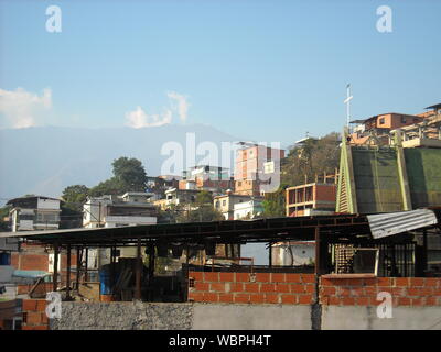 Venezuela, Caracas. Gemeinsame Räume der Petare Nachbarschaft, wo prekäre Gebäude und Menschen ihr tägliches Leben tun beobachtet werden. Stockfoto