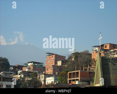 Venezuela, Caracas. Gemeinsame Räume der Petare Nachbarschaft, wo prekäre Gebäude und Menschen ihr tägliches Leben tun beobachtet werden. Stockfoto