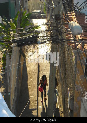 Venezuela, Caracas. Gemeinsame Räume der Petare Nachbarschaft, wo prekäre Gebäude und Menschen ihr tägliches Leben tun beobachtet werden. Stockfoto