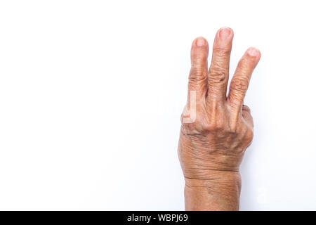 Die ältere Frau Hände zählen 3 auf weißem Hintergrund, Zahlen 1-10 in Gebärdensprache Konzept Stockfoto