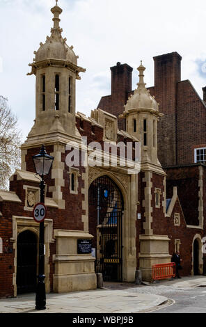 Main Gate zu Lincoln's Inn Gesellschaft der Rechtsanwälte, auf einem großen Grundstück von historischen Gebäuden, rechts von der Großen Halle in Central London. Stockfoto