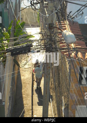 Venezuela, Caracas. Gemeinsame Räume der Petare Nachbarschaft, wo prekäre Gebäude und Menschen ihr tägliches Leben tun beobachtet werden. Stockfoto