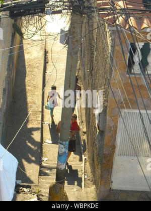 Venezuela, Caracas. Gemeinsame Räume der Petare Nachbarschaft, wo prekäre Gebäude und Menschen ihr tägliches Leben tun beobachtet werden. Stockfoto