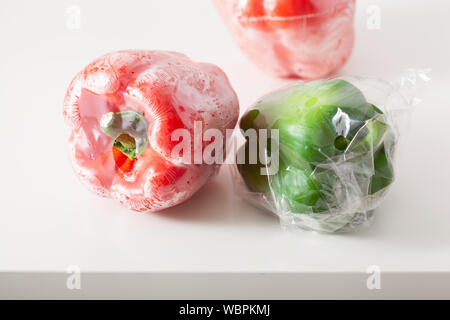 Single use Kunststoffverpackungen. Paprika Gemüse im Beutel Stockfoto
