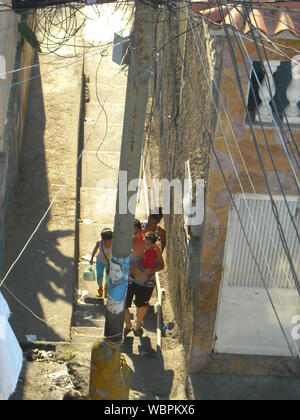 Venezuela, Caracas. Gemeinsame Räume der Petare Nachbarschaft, wo prekäre Gebäude und Menschen ihr tägliches Leben tun beobachtet werden. Stockfoto