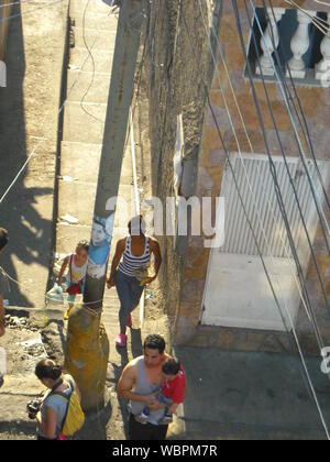 Venezuela, Caracas. Gemeinsame Räume der Petare Nachbarschaft, wo prekäre Gebäude und Menschen ihr tägliches Leben tun beobachtet werden. Stockfoto