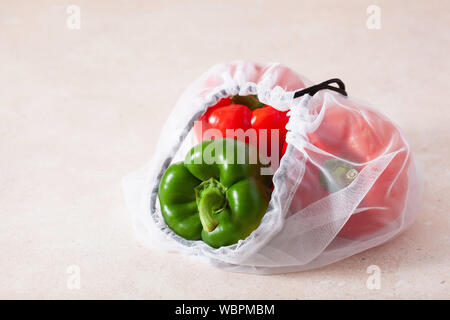 Paprika in wiederverwendbaren mesh Nylon Tasche, Kunststoff sich null Abfall Konzept Stockfoto