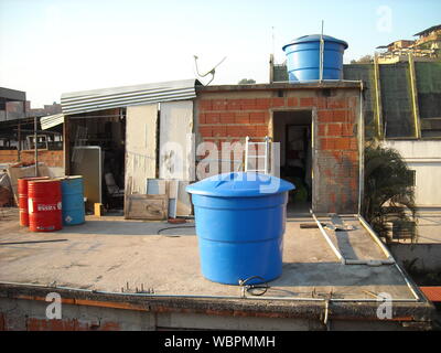 Venezuela, Caracas. Gemeinsame Räume der Petare Nachbarschaft, wo prekäre Gebäude und Menschen ihr tägliches Leben tun beobachtet werden. Stockfoto