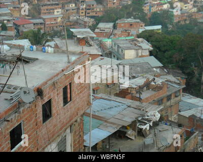 Venezuela, Caracas. Gemeinsame Räume der Petare Nachbarschaft, wo prekäre Gebäude und Menschen ihr tägliches Leben tun beobachtet werden. Stockfoto