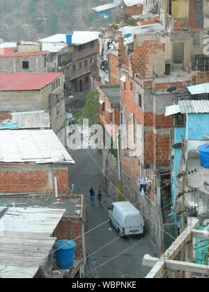 Venezuela, Caracas. Gemeinsame Räume der Petare Nachbarschaft, wo prekäre Gebäude und Menschen ihr tägliches Leben tun beobachtet werden. Stockfoto
