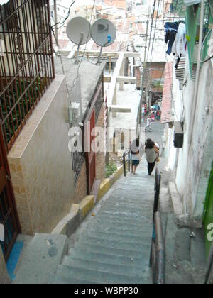 Venezuela, Caracas. Gemeinsame Räume der Petare Nachbarschaft, wo prekäre Gebäude und Menschen ihr tägliches Leben tun beobachtet werden. Stockfoto