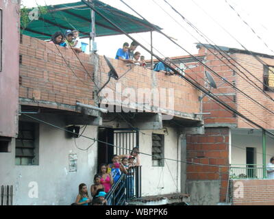Venezuela, Caracas. Gemeinsame Räume der Petare Nachbarschaft, wo prekäre Gebäude und Menschen ihr tägliches Leben tun beobachtet werden. Stockfoto