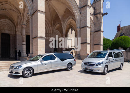 Frankreich Beaune 2019-06-19 Bild von Silver auto Leichenwagen Mercedes E classe und Mercedes Vito Parkplätze auf der Straße in der Nähe der Kirche. Konzept Abschied ceremo Stockfoto