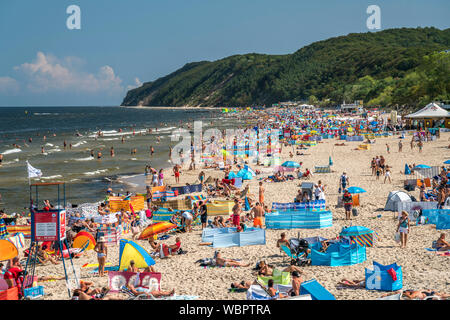 Massentourismus am Ostsee Strand von Misdroy/Miedzyzdroje, Insel Wolin, Westpommern, Polen, Europa | Massentourismus an der Ostsee Strand in Miedzyzd Stockfoto