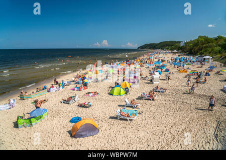 Massentourismus am Ostsee Strand von Misdroy/Miedzyzdroje, Insel Wolin, Westpommern, Polen, Europa | Massentourismus an der Ostsee Strand in Miedzyzd Stockfoto