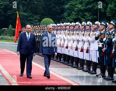 Hanoi, Vietnam. 27 Aug, 2019. Der vietnamesische Premierminister Nguyen Xuan Phuc (L) und sein Besuch malaysische Gegenstück Mahathir Mohamad prüfen die Ehrengarde während der Begrüßungszeremonie in Hanoi, Vietnam, Aug 27., 2019. Quelle: Xinhua/Alamy leben Nachrichten Stockfoto