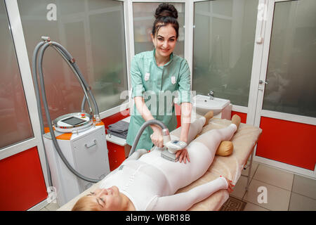 Frau mit Anti-cellulite-lpg-Massage mit Vorrichtung, in Beauty Salon Stockfoto
