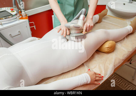 Frau mit Anti-cellulite-lpg-Massage mit Vorrichtung, in Beauty Salon Stockfoto