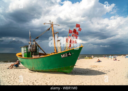 Fischerboot am Ostsee Strand von Misdroy/Miedzyzdroje, Insel Wolin, Westpommern, Polen, Europa | Fischerboot am Strand der Ostsee in Misdroy Stockfoto