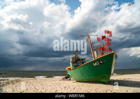 Fischerboot am Ostsee Strand von Misdroy/Miedzyzdroje, Insel Wolin, Westpommern, Polen, Europa | Fischerboot am Strand der Ostsee in Misdroy Stockfoto