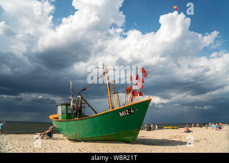Fischerboot am Ostsee Strand von Misdroy/Miedzyzdroje, Insel Wolin, Westpommern, Polen, Europa | Fischerboot am Strand der Ostsee in Misdroy Stockfoto