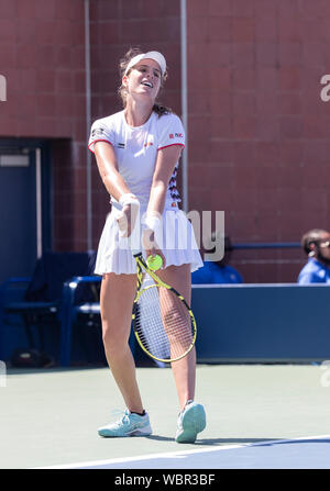 New York, USA. 26 Aug, 2019. Johanna Konta (Großbritannien) dient während der 1. Runde der US Open Tennis Meisterschaft gegen Daria Kasatkina (Russland) an Billie Jean King National Tennis Center (Foto von Lew Radin/Pacific Press) Quelle: Pacific Press Agency/Alamy leben Nachrichten Stockfoto