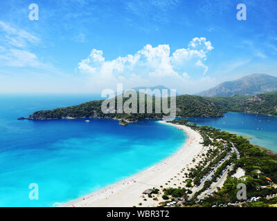 Oludeniz oder Olu Deniz Strand Blue Lagoon Fethiye aus Luft oder Brummen. Mittelmeerküste der Türkei. Stockfoto