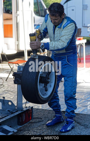 Grenoble, Frankreich, 25. August 2019: Mechaniker bei der Arbeit während der jährlichen bergauf Autorennen, zählen für die französische Meisterschaft. Stockfoto