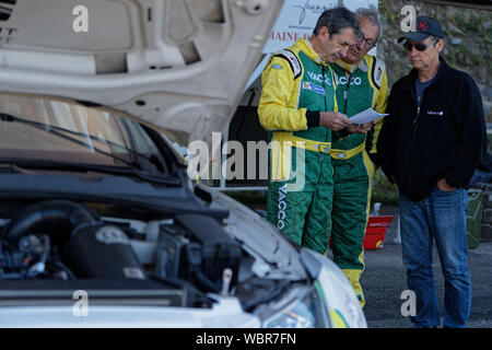 Grenoble, Frankreich, 25. August 2019: Treiber schauen zu den Zeiten Blatt während bergauf Rennen, zählen für die französische Meisterschaft. Stockfoto