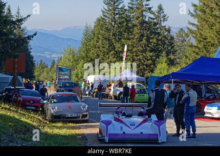 Grenoble, Frankreich, 25. August 2019: Das fahrerlager von Chamrousse bergauf Rennen, zählen für die französische Meisterschaft, in der Straße der Mountain Resort Stockfoto