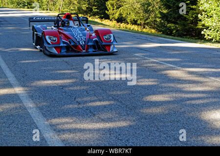 Grenoble, Frankreich, 25. August 2019: Rennwagen auf der Strecke von Chamrousse bergauf Rennen, zählen für die französische Meisterschaft. Stockfoto