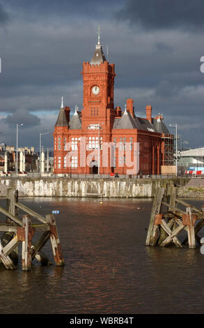 Sonnenlicht fällt auf der Pier Head Gebäude, Cardiff Bay, gegen eine Moody bewölkt grauer Himmel, genommen28/1/2002. Ein Foto vor dem Bau der Senedd, der Heimat der Nationalversammlung von Wales, die jetzt auf dem Land auf der rechten Seite der Pierhead Gebäude sitzt. Stockfoto