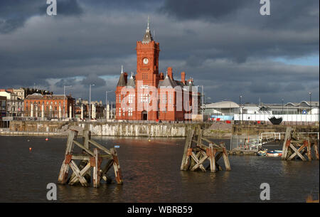 Sonnenlicht fällt auf der Pier Head Gebäude, Cardiff Bay, gegen eine Moody bewölkt grauer Himmel, genommen28/1/2002. Ein Foto vor dem Bau der Senedd, der Heimat der Nationalversammlung von Wales, die jetzt auf dem Land auf der rechten Seite der Pierhead Gebäude sitzt. Stockfoto