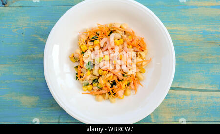 Gesunde, mediterrane Stil Garnelen und Pasta Salat mit Mais und Sauce auf einer Platte Stockfoto