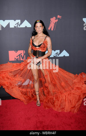 Newark, USA. 27 Aug, 2019. Halsey (Ashley Nicolette Frangipane) betreut die 2019 MTV Video Music Video Awards im Prudential Center in Newark, NJ: SOPA Images Limited/Alamy Leben Nachrichten gehalten Stockfoto