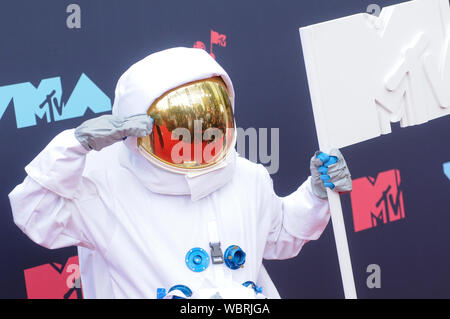 Newark, USA. 26 Aug, 2019. Moonman Maskottchen besucht die 2019 MTV Video Music Video Awards im Prudential Center in Newark, NJ: SOPA Images Limited/Alamy Leben Nachrichten gehalten Stockfoto