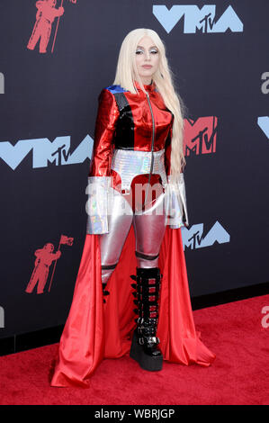 Newark, USA. 26 Aug, 2019. Ava Max (Amanda Ava Koci) betreut die 2019 MTV Video Music Video Awards im Prudential Center in Newark, NJ: SOPA Images Limited/Alamy Leben Nachrichten gehalten Stockfoto