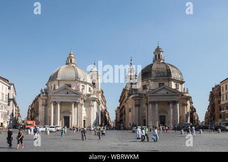 Querformat der Heiligen Maria in Montesanto und Chiesa di Santa Maria dei Miracoli Fassaden mit Touristen in einem Sommer sonnigen Tag überfüllt, Rom, Italien Stockfoto