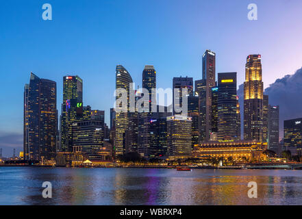 Im Central Business District (CBD) in der Abenddämmerung von der Marina Bay, Singapore Stockfoto