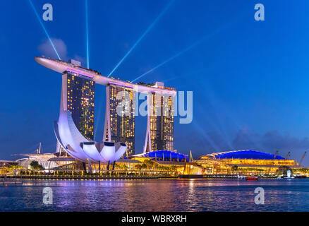 Marina Bay Sands Hotel und die ArtScience Museum bei Nacht, Spaziergang in Marina Bay, Singapore City, Singapur Stockfoto