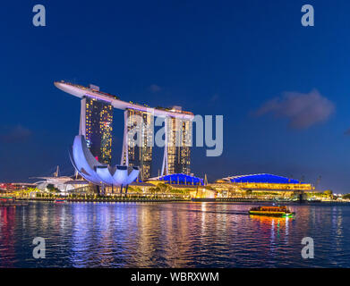 Marina Bay Sands Hotel und die ArtScience Museum bei Nacht, Spaziergang in Marina Bay, Singapore City, Singapur Stockfoto