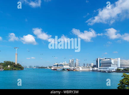 Kreuzfahrtschiff im Hafen von Singapur auf der Insel Sentosa Seilbahn oben, Harbourfront, Singapore City, Singapur Stockfoto