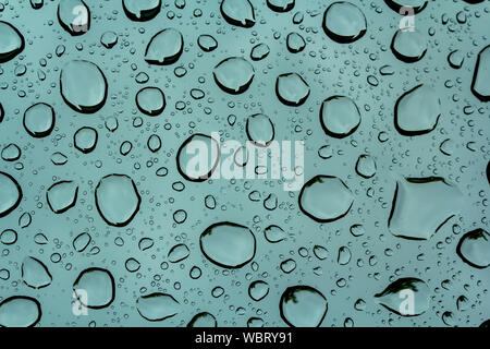Regen Wassertropfen auf Glas Stockfoto
