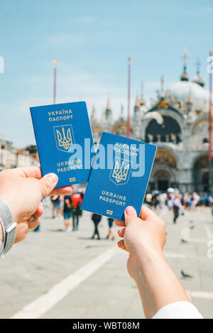 Hand, die im Besitz eines ukrainischen biometrische Pässe travel concept Bewegungsfreiheit Stockfoto