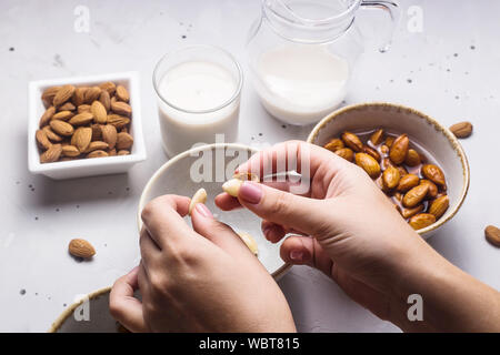 Vorbereitung von mandelmilch aus eingeweichten und geschälte Nüsse. Vegane Milch Alternative Konzept Stockfoto