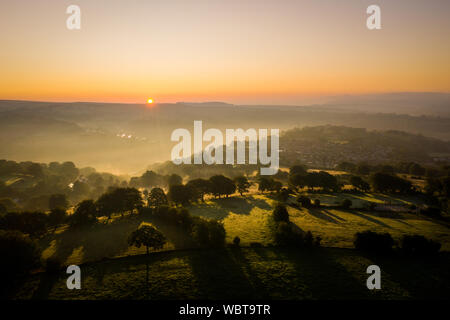 Luftaufnahme von Sonnenaufgang über eine walisische Landschaft Landschaft mit Morgennebel Stockfoto